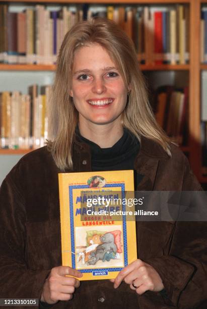 Lachend zeigt Judith Halverscheid, Moderatorin der ARD-Kindersendung "Tigerenten Club", am 17.2.1997 in ihrer Wohnung in Berlin ihr erstes...