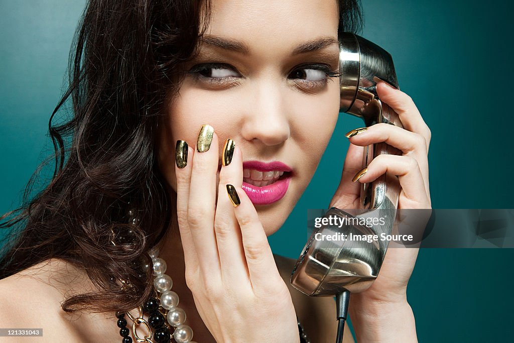 Giovane donna utilizzando un telefono vintage
