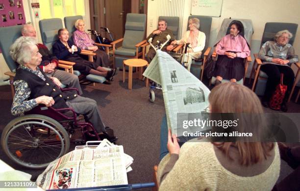Eine Pflegerin informiert die Senioren des Stuttgarter "Haus am Weinberg" mit Nachrichten aus der Tagespresse , aufgen. Im Februar 1997. Das...