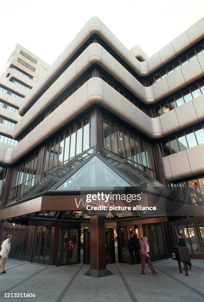 Die Zentrale der Westdeutschen Landesbank in Düsseldorf am 3.9.1996. Ein Großaufgebot von Steuerfahndern und zahlreiche Anwälte haben in...