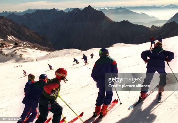 Bei strahlend blauem Himmel, griffigem Schnee und einer Fernsicht von 105 Kilometern wird auf dem Zugspitzplatt die Skisaison eröffnet. Rund 2000...