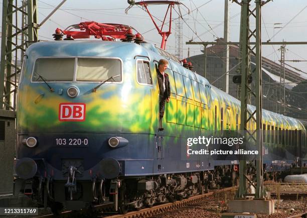 Der neue DB-Touristikzug fährt am 9.10.1995 in den Frankfurter Hauptbahnhof ein. Die Deutsche Bahn will künftig ihren im poppigen Graffiti-Look...