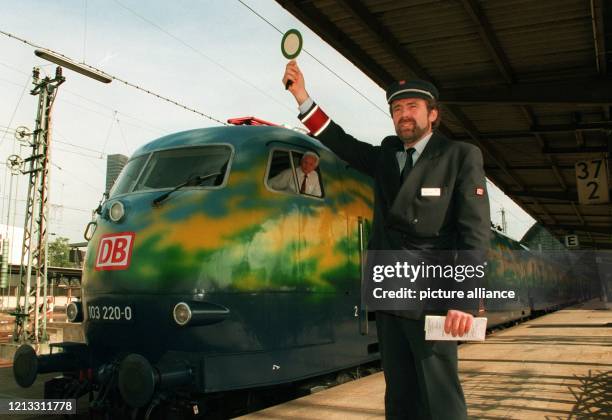 Zugchef Reinhold Wolf gibt im Frankfurter Hauptbahnhof "freie Fahrt"" für den neuen DB-Touristikzug. Die Deutsche Bahn will künftig ihren im poppigen...