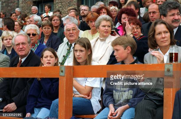 Der nordrhein-westfälische Ministerpräsident Johannes Rau mit seinen Töchtern Anna Christina und Laura Helene, Sohn Philip Immanuel und Ehefrau...