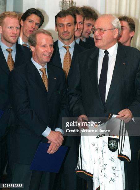 Mit dem Trikot der Fußball-Nationalmannschaft in den Händen unterhält sich Bundespräsident Roman Herzog am 1.9.1996 mit Bundestrainer Berti Vogts...
