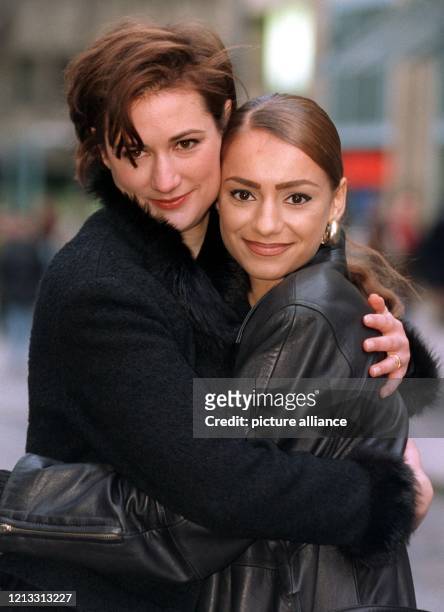 Die Schauspielerinnen Radost Bokel und Yutah Lorenz präsentieren am 11.2.1997 in Hamburg die Kino-Komödie "Das 1. Semester", die am 17. April 1997...