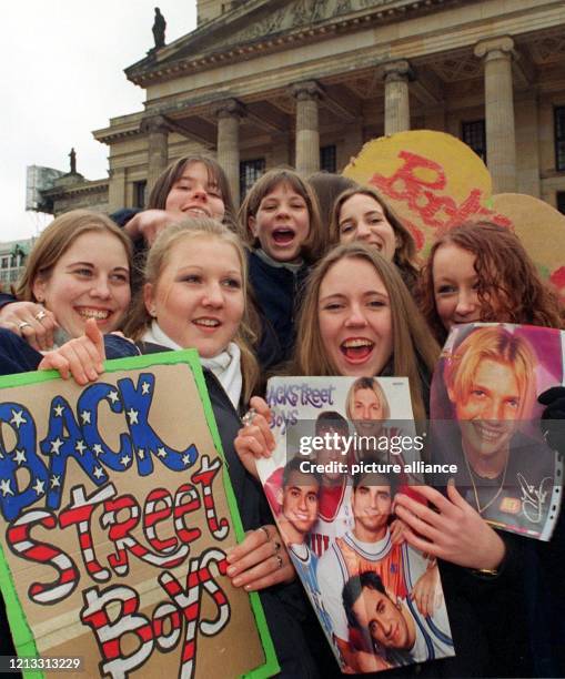 Mit Postern und Bildern der "Backstreet Boys" warten weibliche Fans am vor dem Berliner Schauspielhaus auf ihre Idole. Vergessen ist das schmerzliche...