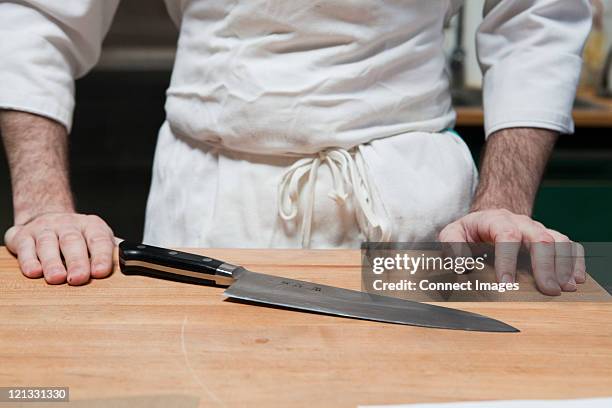 gros plan de couper et butcher avec couteau planche à repasser - tablier photos et images de collection