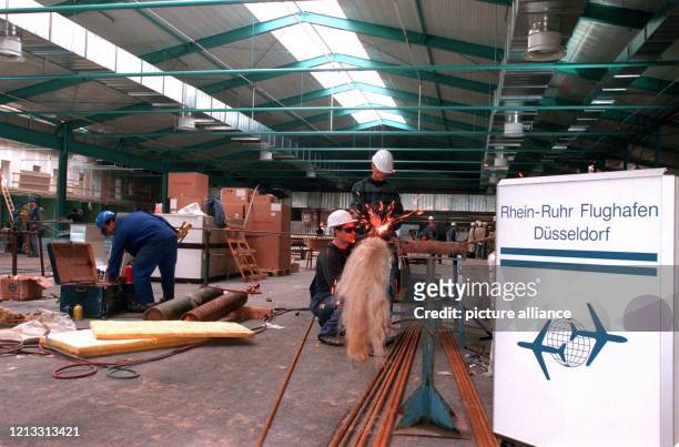 Blick am 28.8.1996 in die neuerbaute, provisorische Abflughalle "D" des Düsseldorfer Flughafens, die am 1. November die bisherigen Zeltprovisorien...
