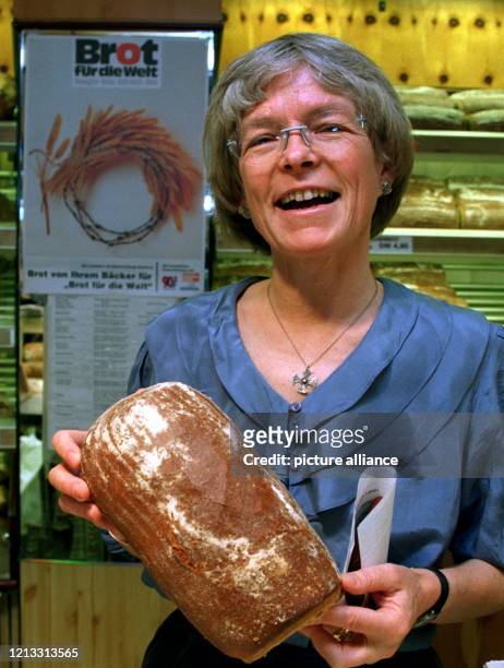 Die nordelbische Bischöfin Maria Jepsen startet am 26.8.1996 in Hamburg die dritte Hilfsaktion der Bäckerinnung, "Brot für die Welt". Drei Wochen...