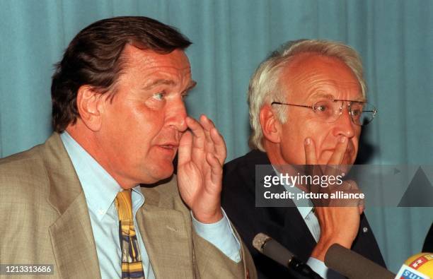 Die Ministerpräsidenten Niedersachsens und Bayerns, Gerhard Schröder und Edmund Stoiber, während einer Pressekonferenz im Rahmen des Spitzengesprächs...