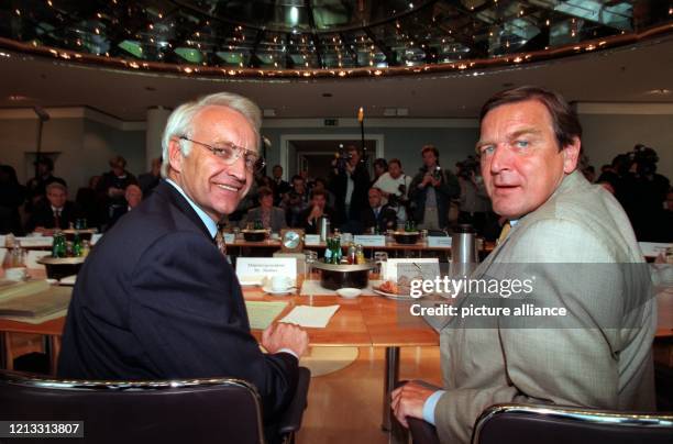 Die Ministerpräsidenten Bayerns und Niedersachsens, Edmund Stoiber und Gerhard Schröder, am 25.9.1995 in München am "runden Tisch" mit weiteren...