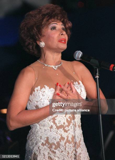 Sängerin Shirley Bassey während ihres Auftritts am 8.2.1997 auf dem Frankfurter Opernball. Mit ihren Hits, wie "Goldfinger" und "Big Spender" heizte...