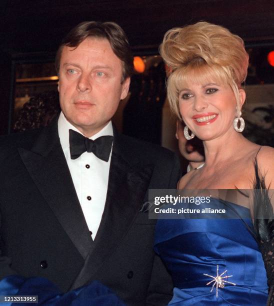 Die Ex-Milliardärsgattin Ivana Trump und ihr Ehemann Ricardo Mazzucchelli präsentieren sich 8.2.1997 beim Frankfurter Opernball den Fotografen. Trotz...