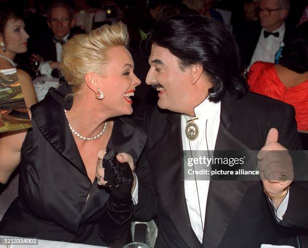 Die Schauspielerin Brigitte Nielsen und der Modeschöpfer Rudolf Moshammer amüsieren sich am 8.2.1997 beim Opernball in Frankfurt. Trotz der Absage...