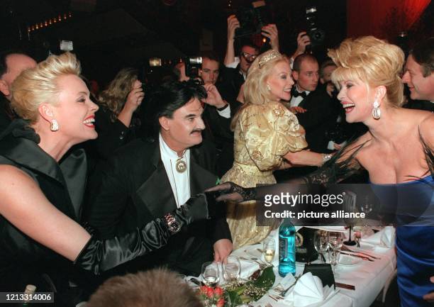 Die Schauspielerin Brigitte Nielsen begrüßt am 8.2.1997 beim Frankfurter Opernball die amerikanische Ex-Milliardärsgattin Ivana Trump als sie am...
