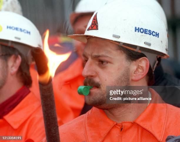 Mit Trillerpfeife und Pechfackel protestiert der Stahlarbeiter Andreas Götz am 5.2.1997 vor der Hoesch Krupp Westfalenhütte in Dortmund. Gemeinsam...