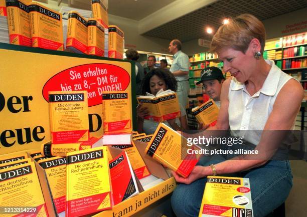 In einer Düsseldorfer Buchhandlung wird am 22.8.1996 von Interessierten der neue Duden gelesen. Das Buch mit der neuen deutschen Rechtschreibung ist...