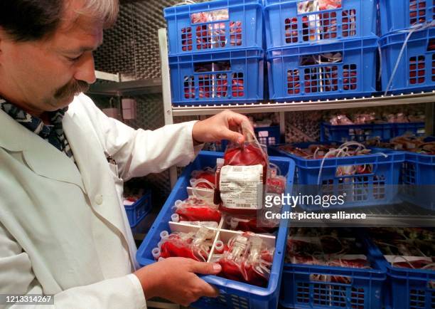 Ein Mitarbeiter der Blutspendezentrale des DRK-Landesverbandes Rheinland-Pfalz/Saarland in Bad Kreuznach zeigt Blutkonserven, die den cellulären...