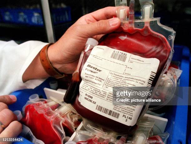 Blick auf eine Blutkonserve, die den cellulären Bestand des Blutes enthält . Der Kühlraum, in dem sich die Konserven befinden, dient nur als...