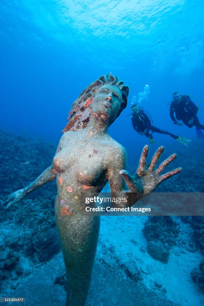 Divers and statue of Amphitrite
