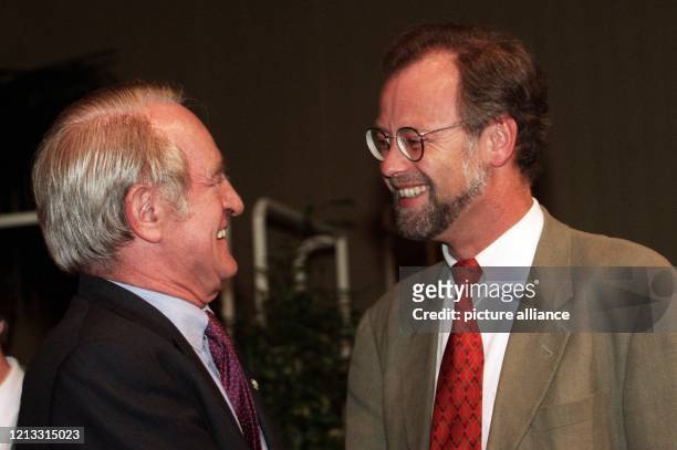 Lachend begrüßt der SPD-Vorsitzende Rudolf Scharping am 16.9.1995 den nordrhein-westfälischen Ministerpräsidenten und stellvertretenden...
