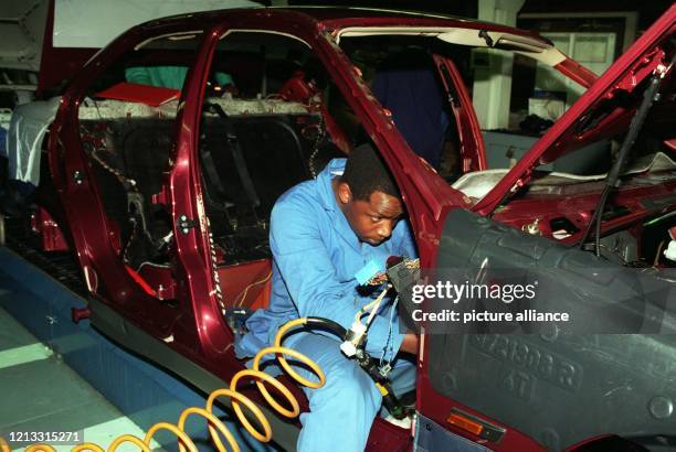 Ein Arbeiter am 13.9.1995 im südafrikanischen BMW-Werk in Pretoria. Pro Jahr werden hier rund 20000 Autos gebaut. Bundeskanzler Helmut Kohl hat am...
