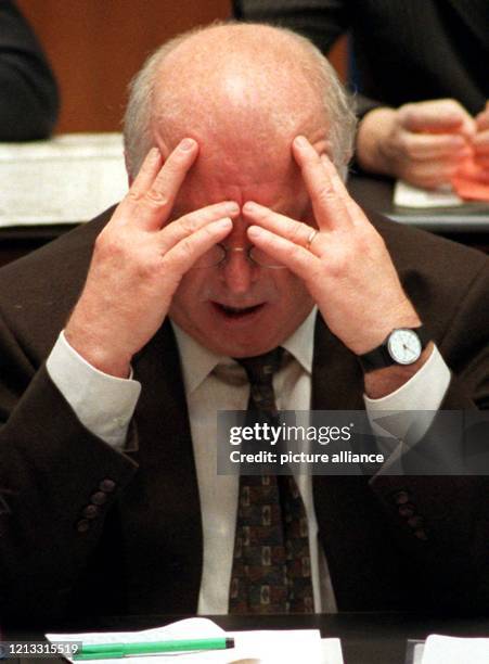 Bundesarbeitsminister Norbert Blüm stützt an seinem Platz in der Regierungsbank seinen Kopf auf, während Bundeskanzler Helmut Kohl am 31.1.1997 im...