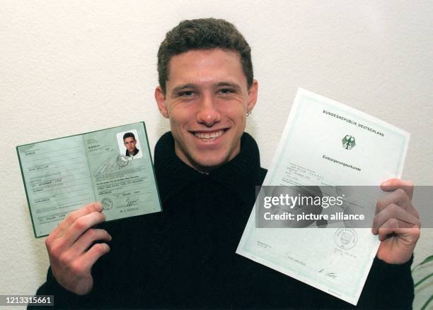 Sean Dundee, Stürmer beim Fußball-Bundesligisten Karlsruher SC, zeigt am 22.1.1997 seine Einbürgerungsurkunde und seinen deutschen Reisepaß, den er...