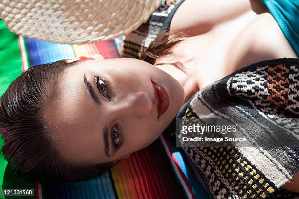 frau entspannt auf der ethnischen stil decke, nahaufnahme - hot puerto rican women stock-fotos und bilder
