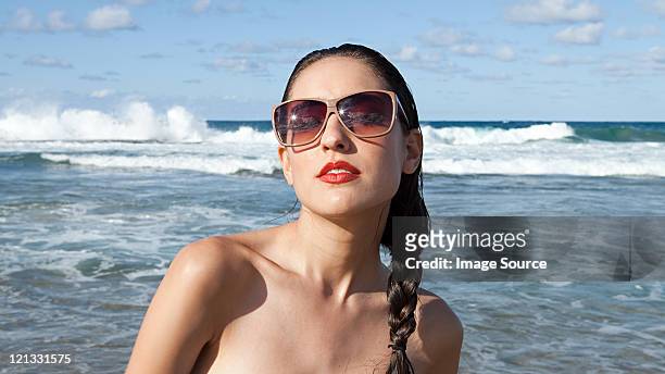 frau am strand mit sonnenbrille - hot puerto rican women stock-fotos und bilder