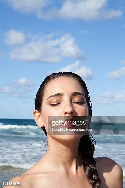frau am strand mit augen geschlossen - hot puerto rican women stock-fotos und bilder