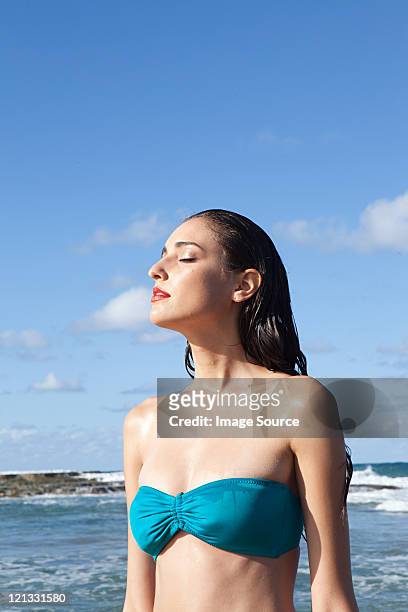 frau am strand mit augen geschlossen - hot puerto rican women stock-fotos und bilder