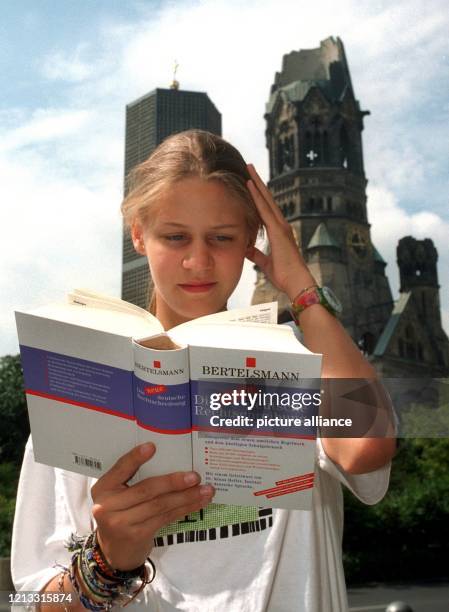 Etwas skeptisch blickt Natalie am 14.8.1996 vor der Berliner Gedächtniskirche in das Lexikon der neuen deutschen Rechtschreibung. Das Nachschlagewerk...