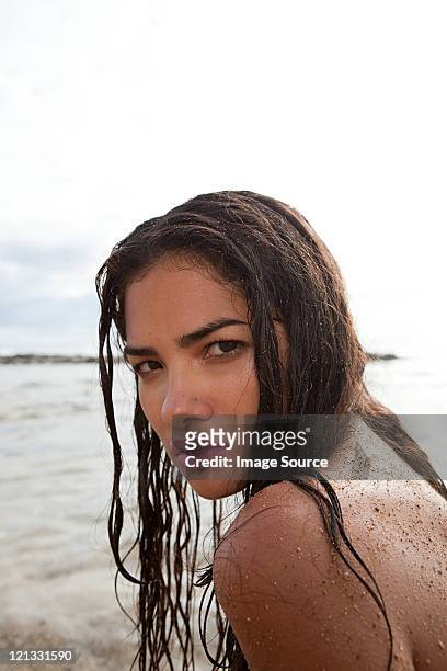 frau am strand - hot puerto rican women stock-fotos und bilder