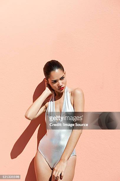 frau mit sexy silver bikini - hot puerto rican women stock-fotos und bilder