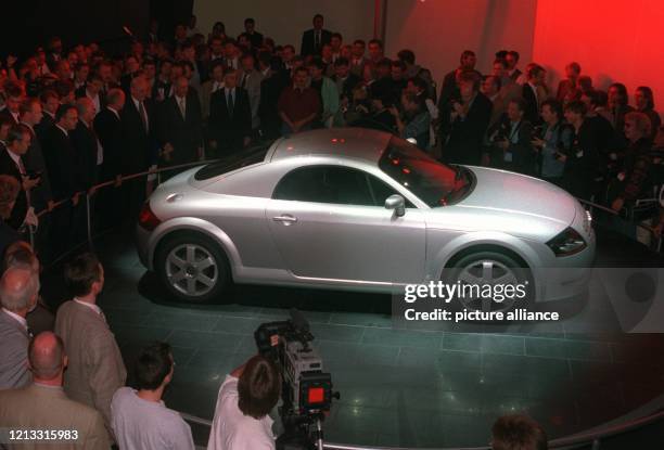 Dichtgedrängt stehen die Besucher um die Studie der Audi-Sportlimousine "TT", als Bundespräsident Roman Herzog sich am den Wagen anschaut. Zuvor...