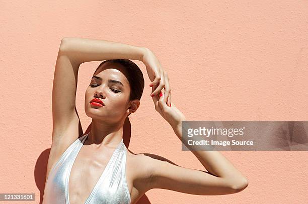 frau mit sexy silver bikini - hot puerto rican women stock-fotos und bilder