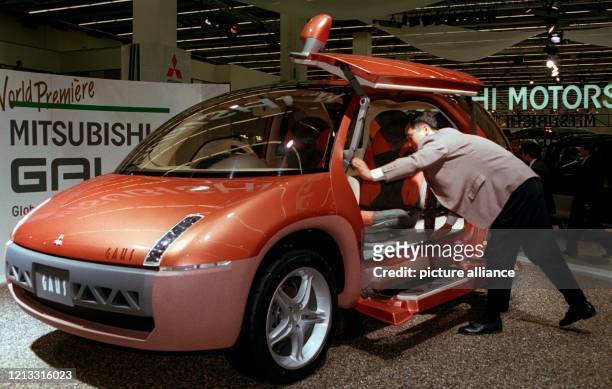 Mit dem "Gaus" stellt der japanische Autohersteller Mitsubishi kurz vor Beginn der Internationalen Automobilausstellung am 12.9.1995 in Frankfurt...