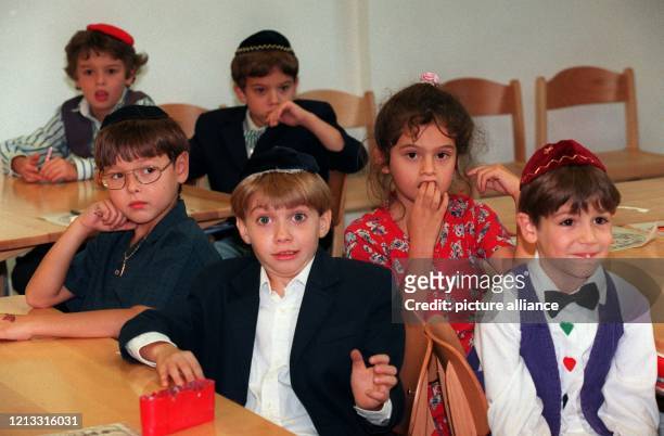 Jungen und Mädchen der zweiten Grundschulklasse nehmen am 13.9.1995 am Religionsunterricht in der neuen jüdischen Grundschule in Berlin teil. Dieser...
