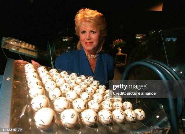 Lottofee Karin Tietze-Ludwig am 10.9.1995 im HR-Studio in Frankfurt vor den Kugeln, die das Glück bedeuten können. Seit 30 Jahren, genau seit dem ,...
