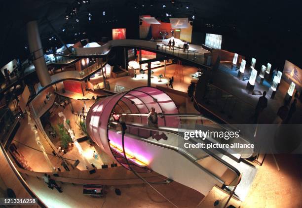Eine große Rolltreppe führt am 11.9.1995 die ersten Gäste der Internationalen Automobilausstellung in der vollständig umgebauten Frankfurter...
