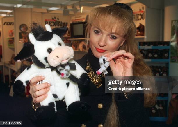 Eine schwarz-weiße Plüsch-Kuh namens "Mäggie" wirbt am 29.1.1997 auf der Nürnberger Spielwarenmesse mit der "Original BSE-Schleife" um Solidarität...