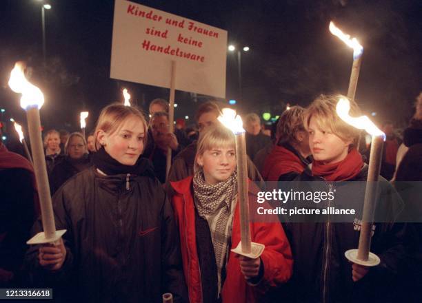 Zusammen mit über 1200 Menschen nehmen diese drei Mädchen mit ihren Fackeln am Abend des 23.1.1997 in Varel am Schweigemarsch für die vor zwei Wochen...