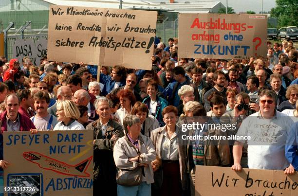 Mit selbstgemalten Plakaten und Slogans wie "Speyer darf nicht abstürzen", "...wir brauchen Arbeitsplätze" oder "Ausbildung ohne Zukunft?"...