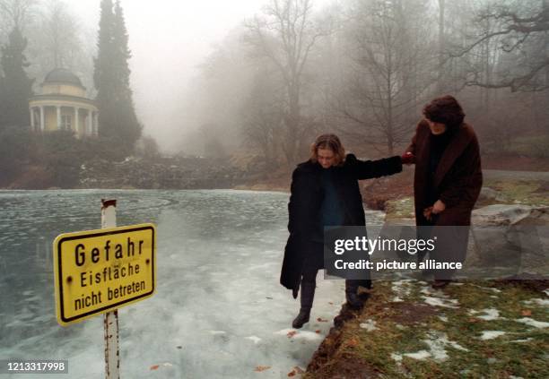 Zwei Frauen testen am 20.1.1997 die Dichte des Eises am Fontainenteich im Kasseler Bergpark Wilhelmshöhe. Obwohl das Eis unter den Wasserlachen noch...