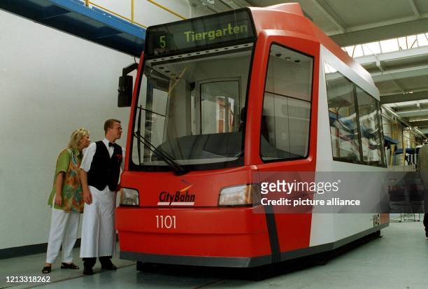Gebaute Modell der neuen Niederflur-Straßenbahn zieht am 30.7.1996 in Nürnberg neugierige Blicke auf sich. Wesentliche Merkmale des neuen Fahrzeugs...