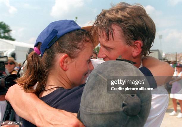 Mit seinem Reithelm versucht der Olympiasieger im Springreiten, Ulrich Kirchhoff, den Blick auf sich und seine Frau Claudia zu verwehren, die ihm am...