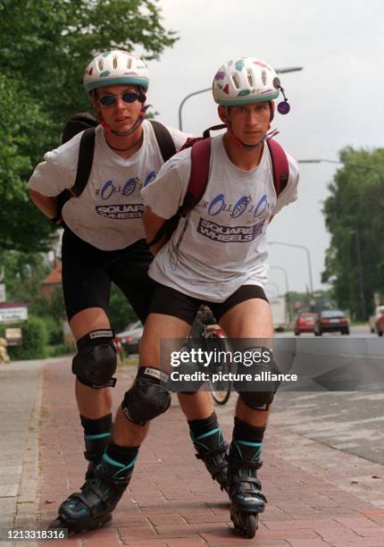 Die beiden Berner Studenten Marc Eyer und Martin Bollinger treffen auf ihrer über 3000 Kilometer langen Fahrt auf Inline-Skates von Oslo nach Rom am...