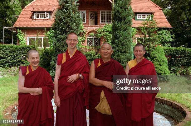 Die Nonne Dschampa Khandro und der Mönch Dschampa Tendsin stehen am 31.7.96 mit den Gelehrten Geshe Thubten Ngawang und Thubten Choedroen vor dem...